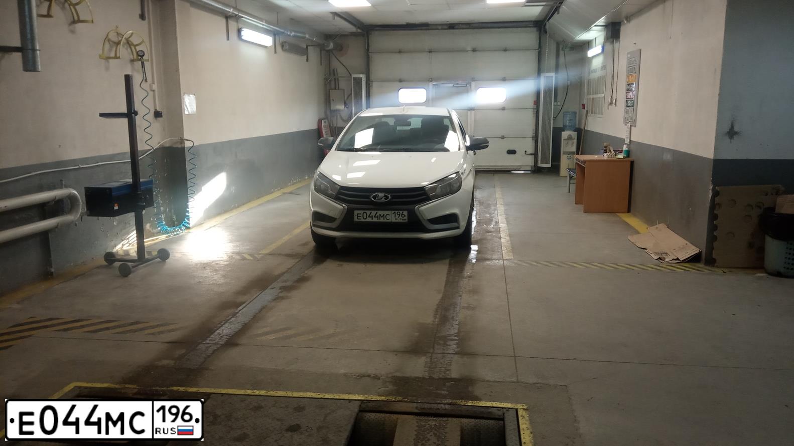 Фото автомобиля LADA VESTA, 2016 — госномер Е044МС196. Цвет: БЕЛЫЙ
