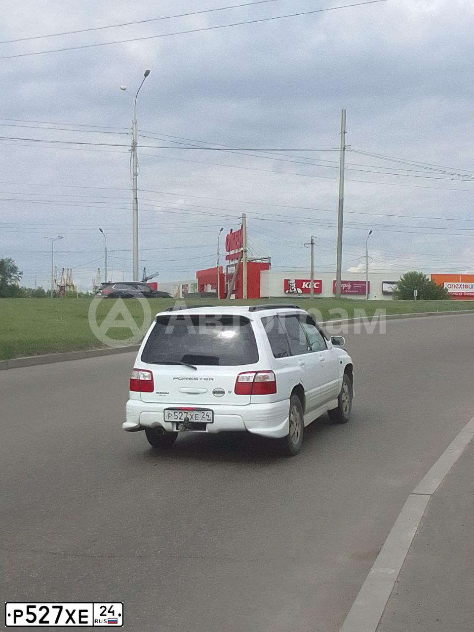 Фото автомобиля CHEVROLET NIVA, 2004 — госномер Р527ХЕ24. Цвет: БЕЖЕВЫЙ МЕТАЛЛИК