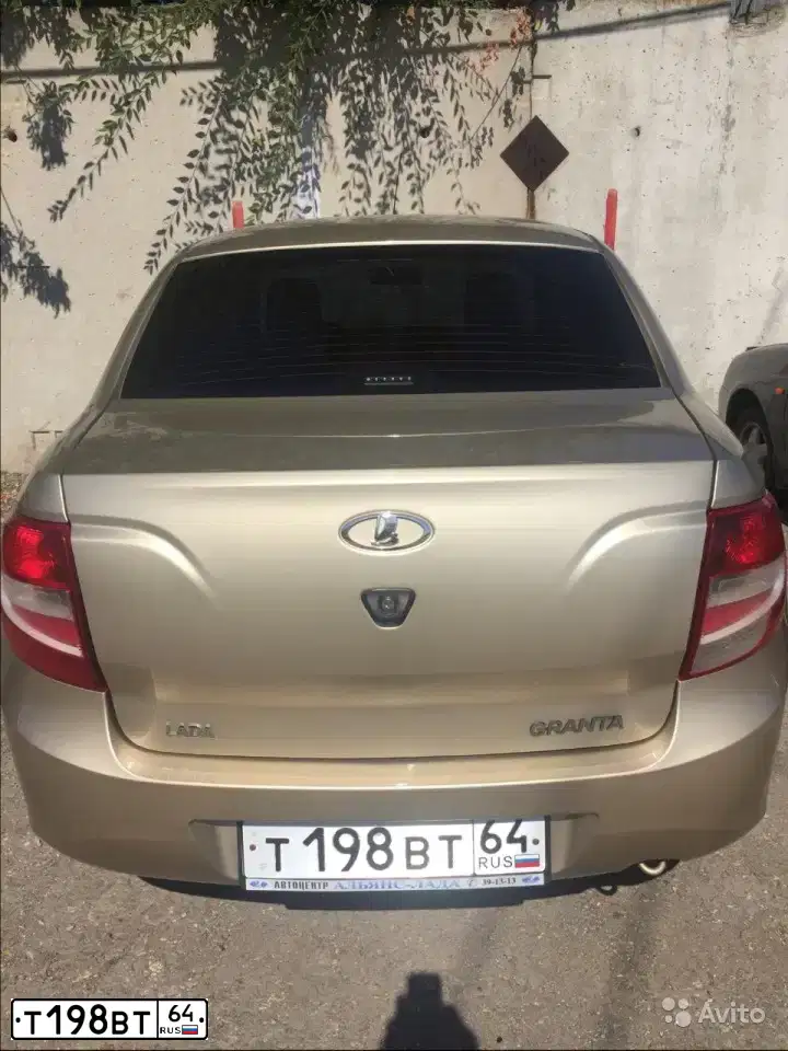 Фото автомобиля LADA 2190 GRANTA, 2012 — госномер Т198ВТ64. Цвет: СЕРЕБРИСТО-БЕЖЕВЫЙ