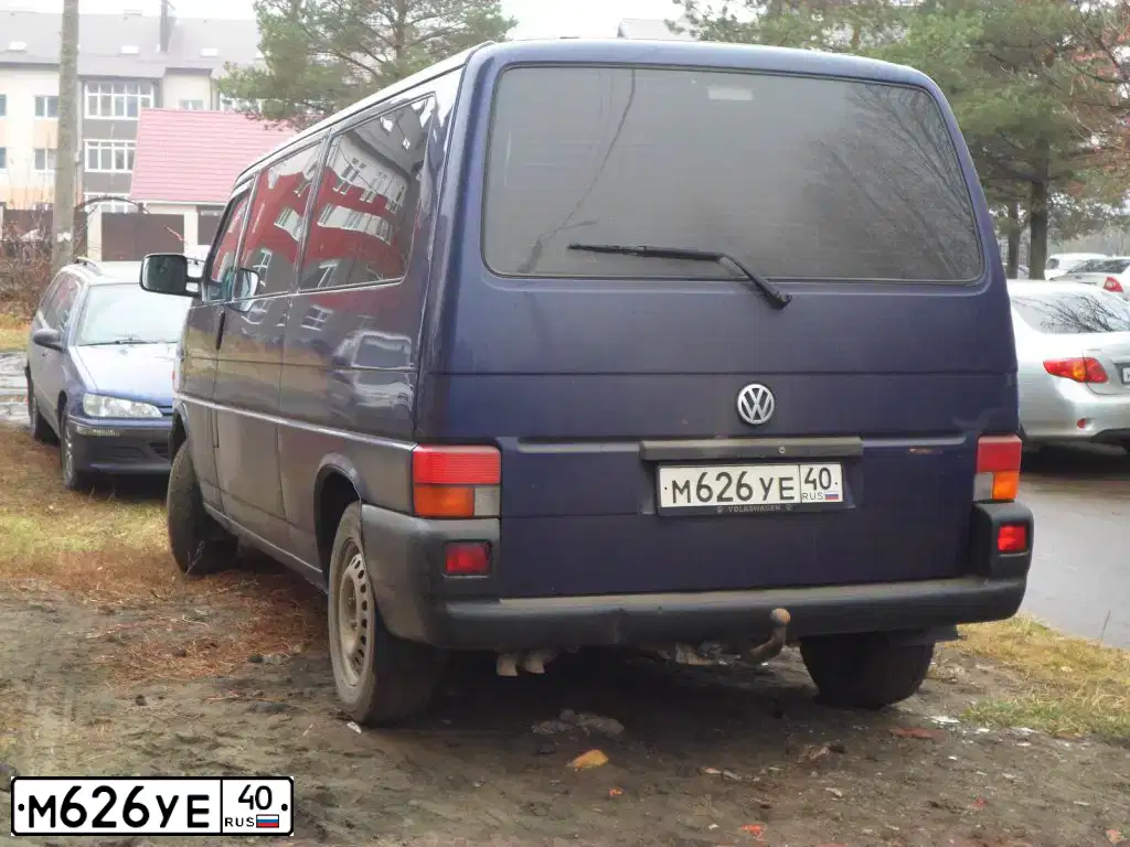 Фото автомобиля VOLKSWAGEN TRANSPORTER, 2001 — госномер М626УЕ40. Цвет: СИНИЙ