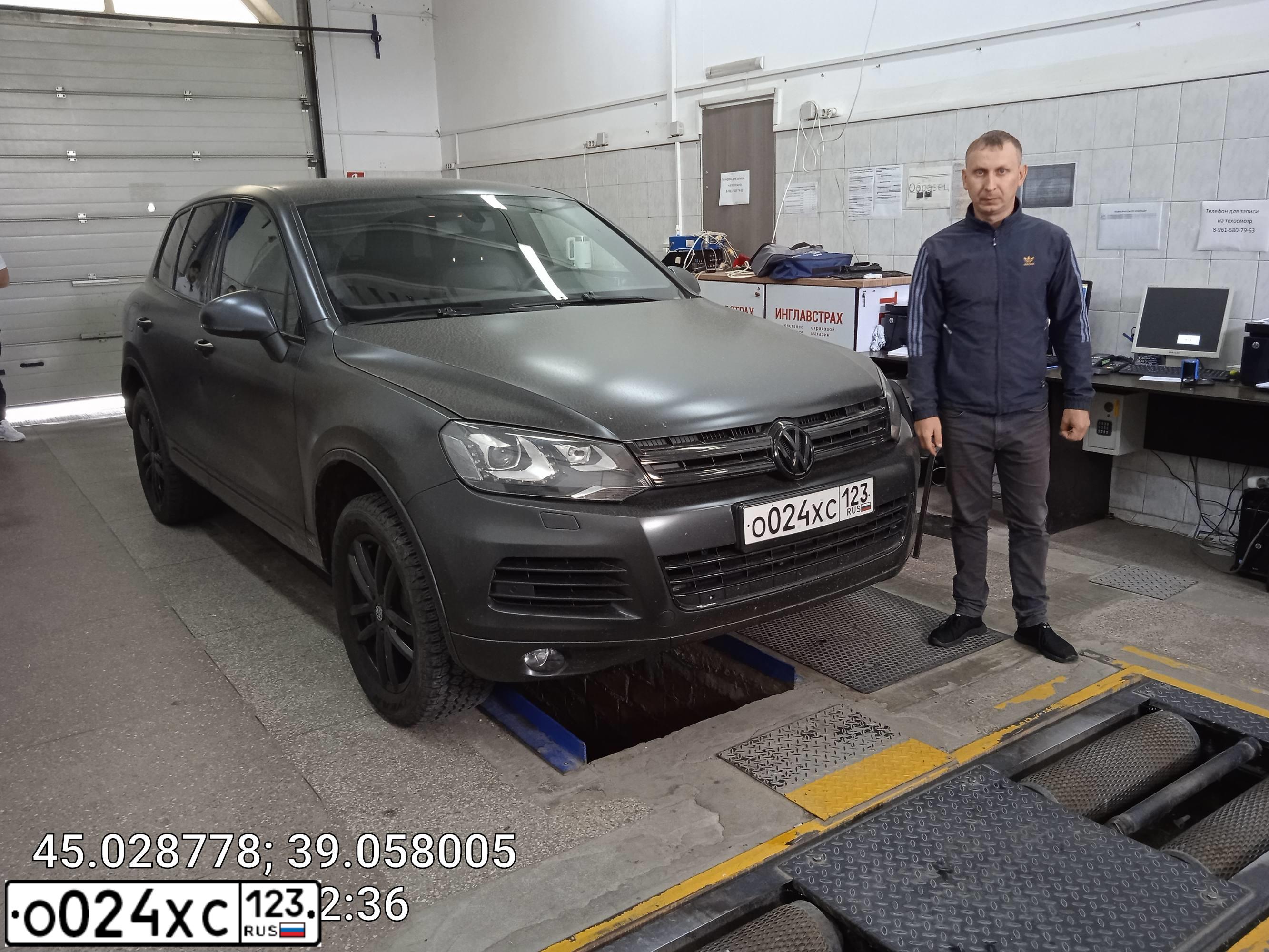 Фото автомобиля VOLKSWAGEN TOUAREG, 2010 — госномер М545НТ34. Цвет: ЧЕРНЫЙ