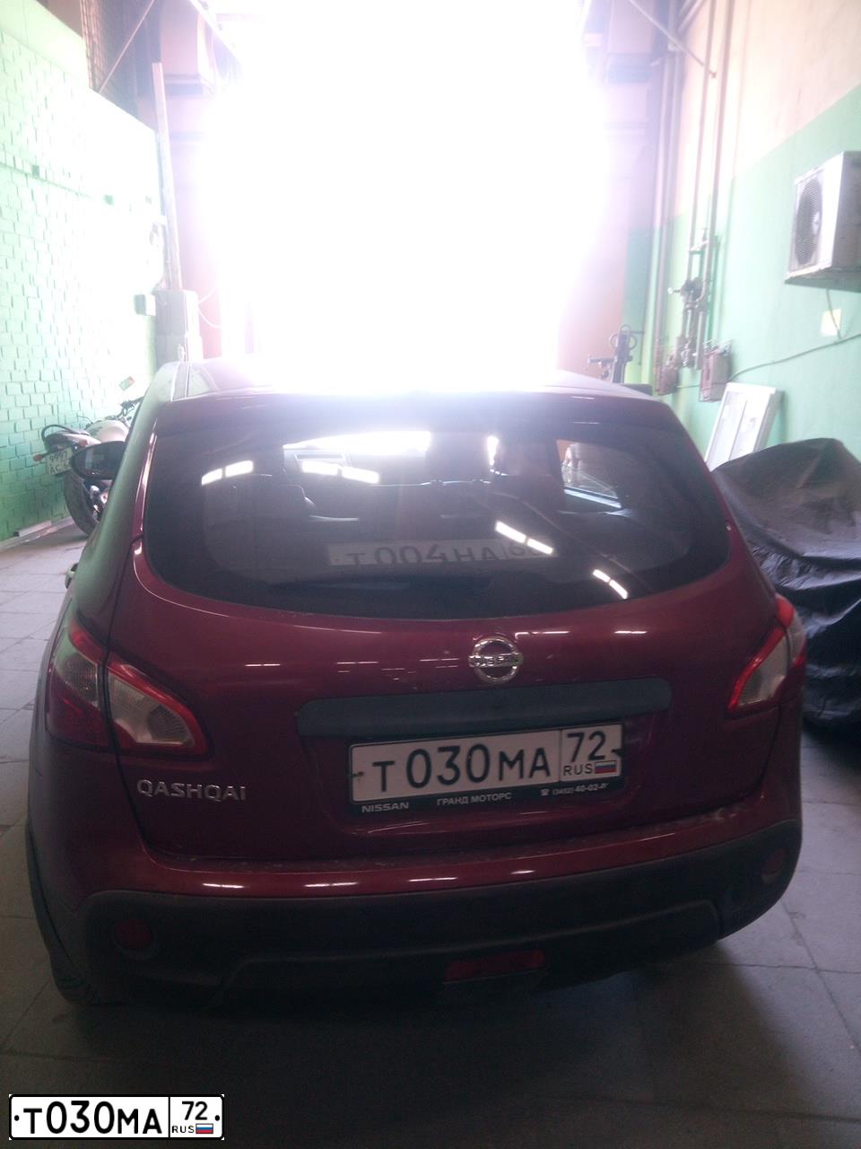Фото автомобиля NISSAN QASHQAI, 2013 — госномер Т004НА66. Цвет: Красный