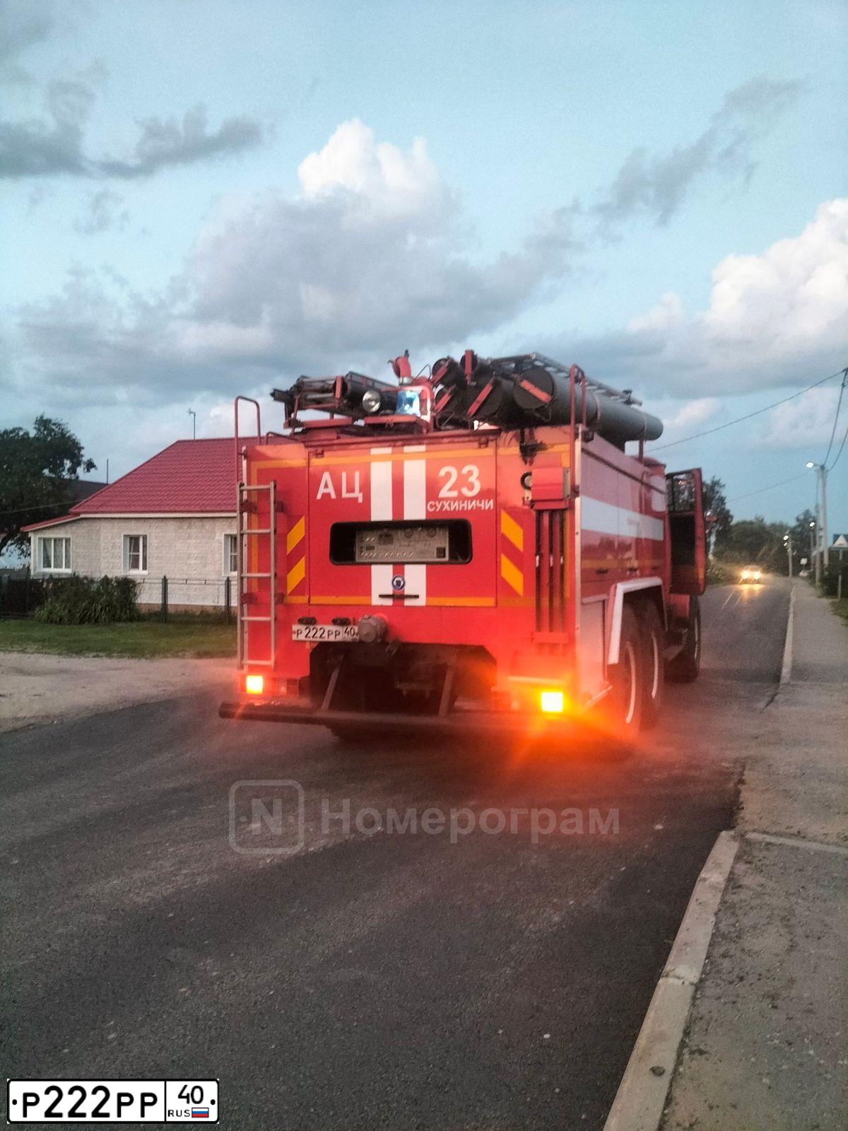 Фото автомобиля URAL 5557 /6X6/, 2015 — госномер Р222РР40. Цвет: ЦВ СХ А8 ПО ГОСТ Р 50574-2019