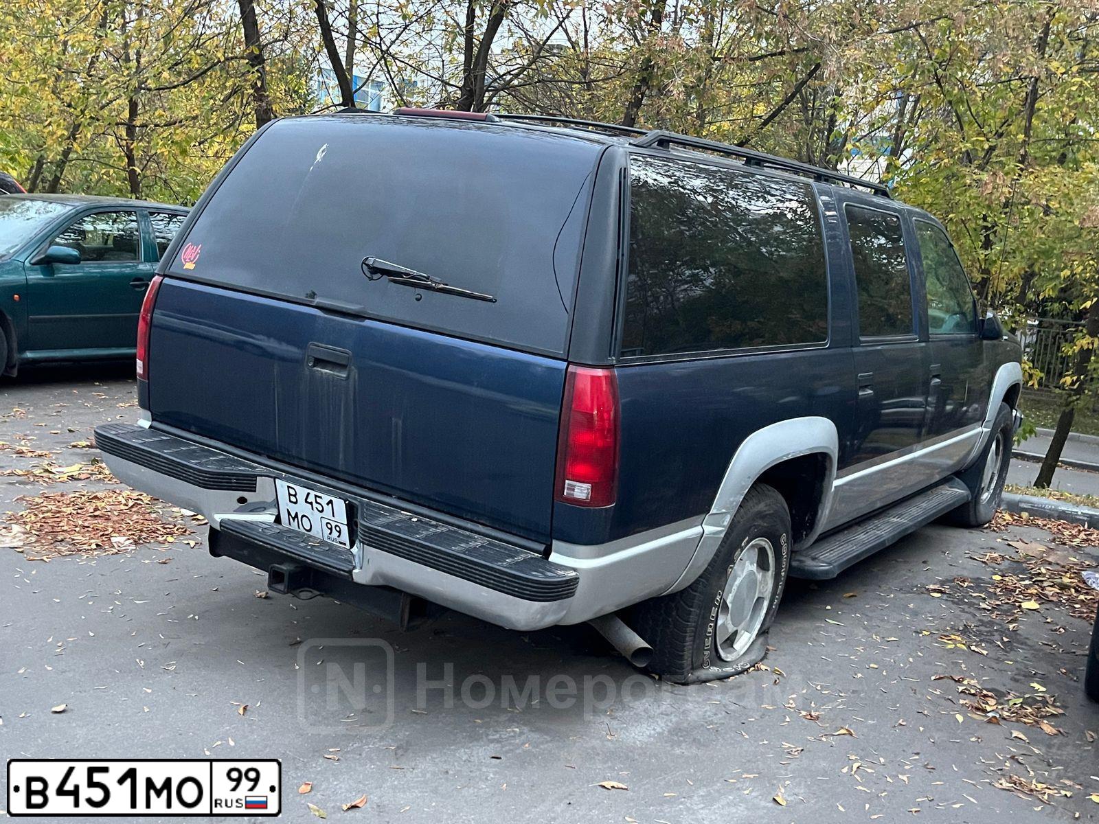 Фото автомобиля CHEVROLET SUBURBAN, 1996 — госномер В451МО99. Цвет: Темно-синий