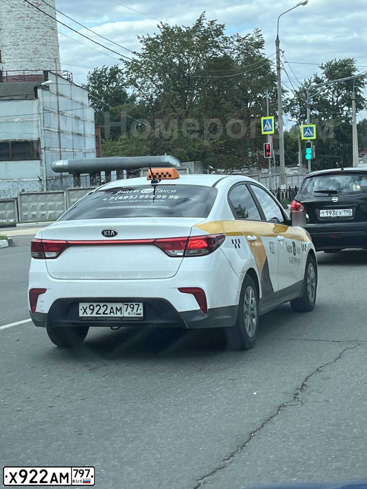 Фото автомобиля KIA RIO, 2020 — госномер К732РР797. Цвет: БЕЛЫЙ-ЖЕЛТЫЙ-СЕРЫЙ