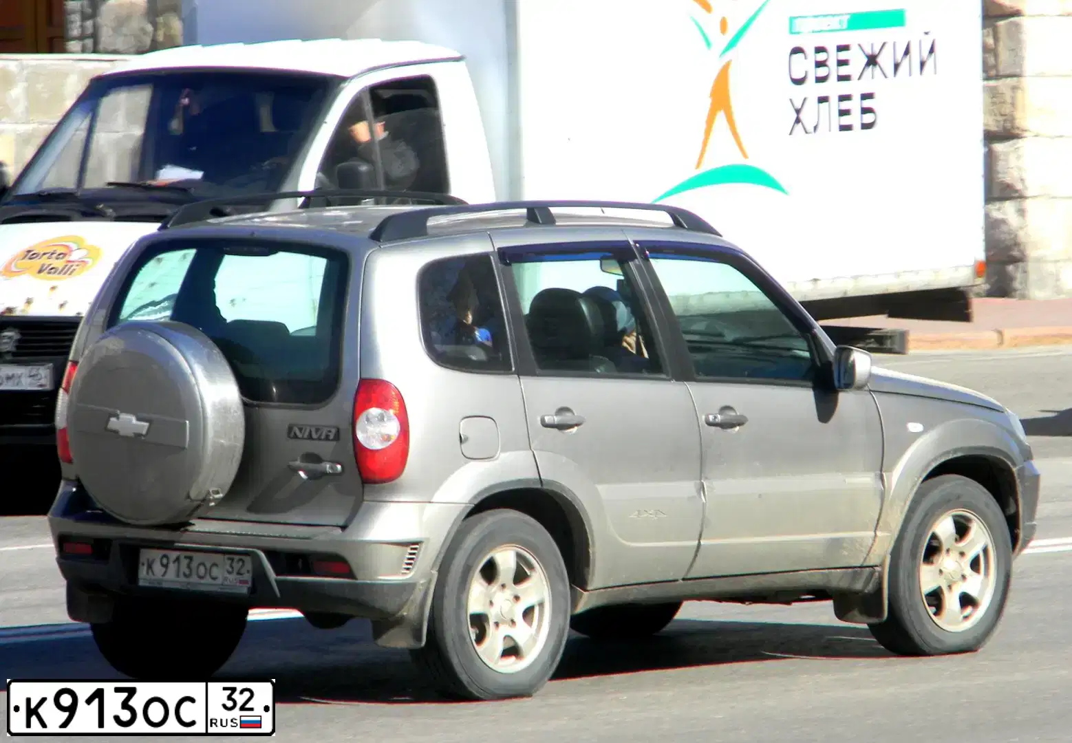 Фото автомобиля CHEVROLET NIVA, 2010 — госномер К913ОС32. Цвет: Серо-коричневый металлик