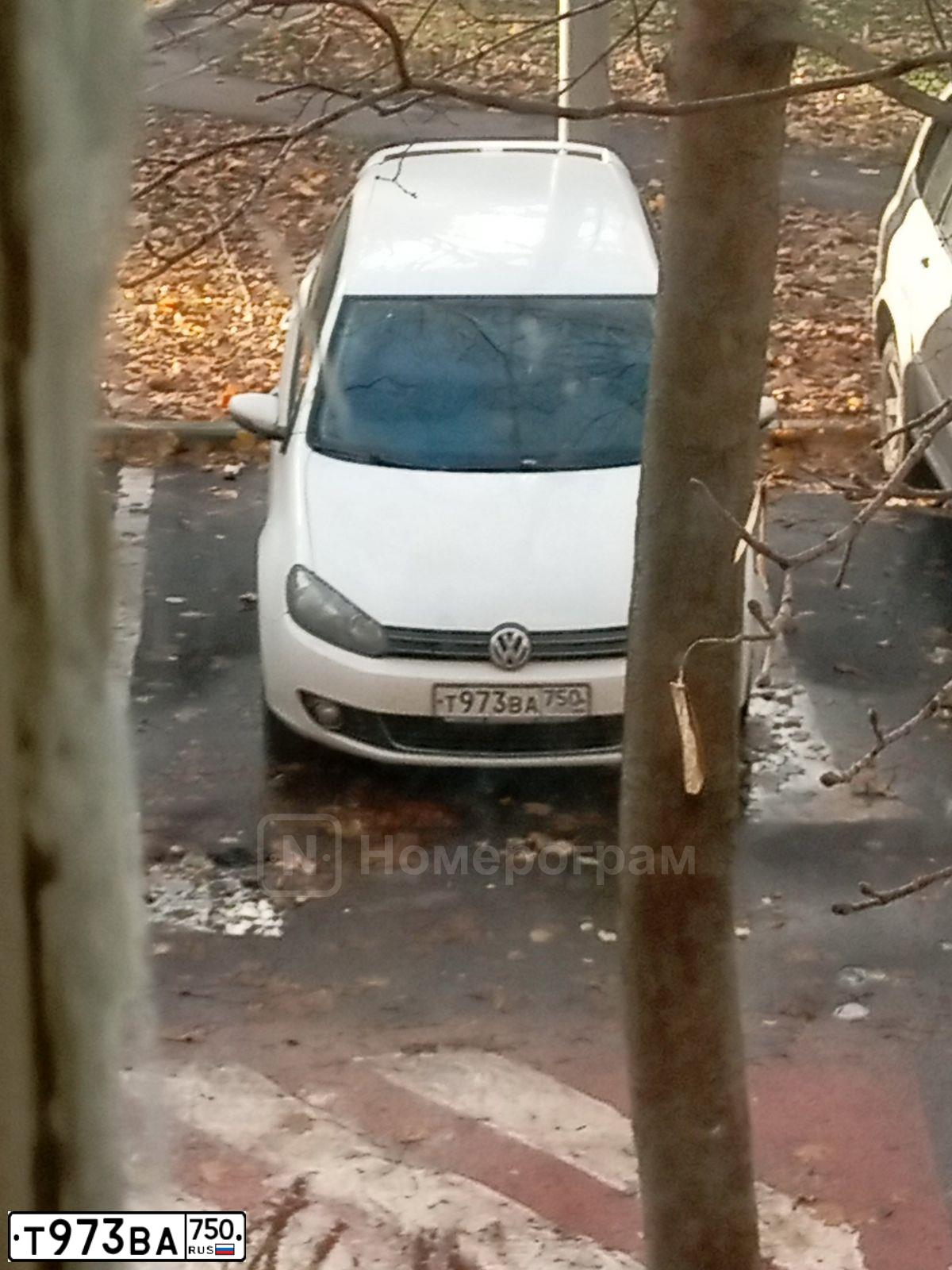 Фото автомобиля VOLKSWAGEN GOLF, 2012 — госномер Т973ВА750. Цвет: Белый