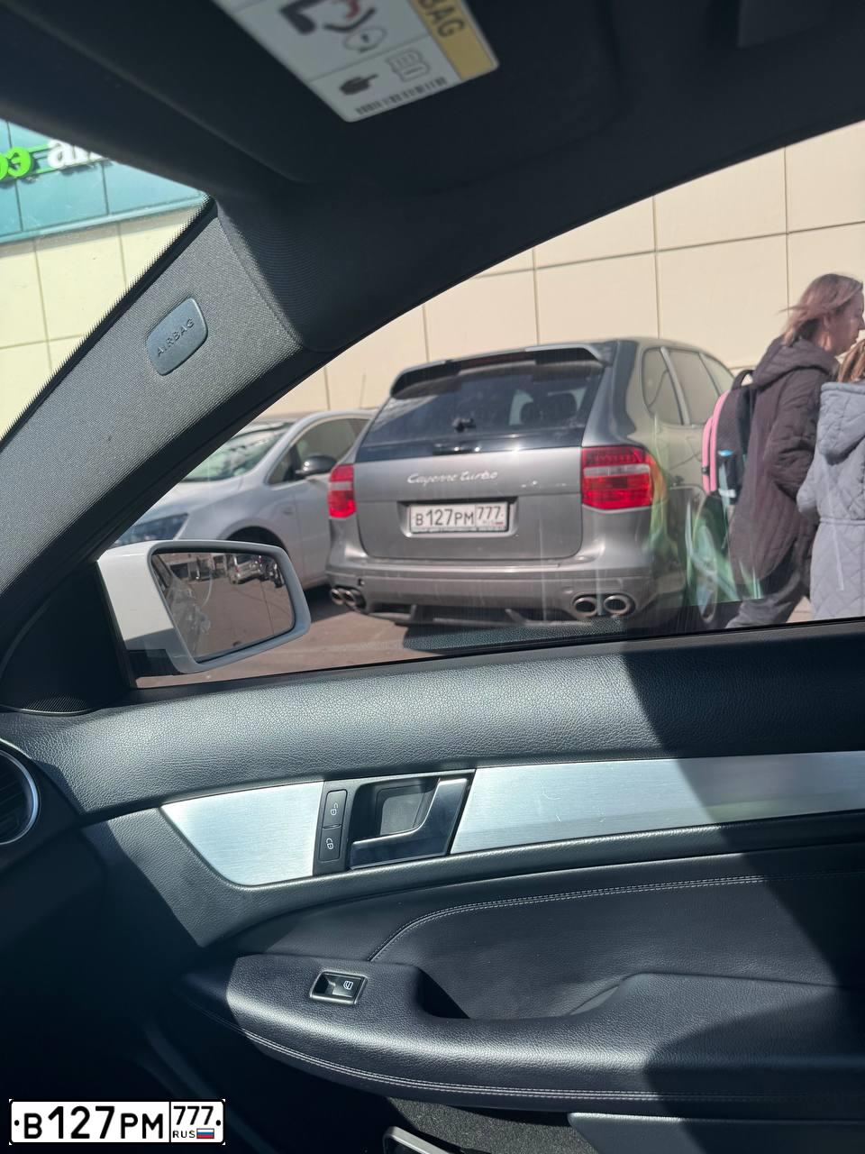 Фото автомобиля PORSCHE CAYENNE, 2007 — госномер В127РМ777. Цвет: СЕРЫЙ