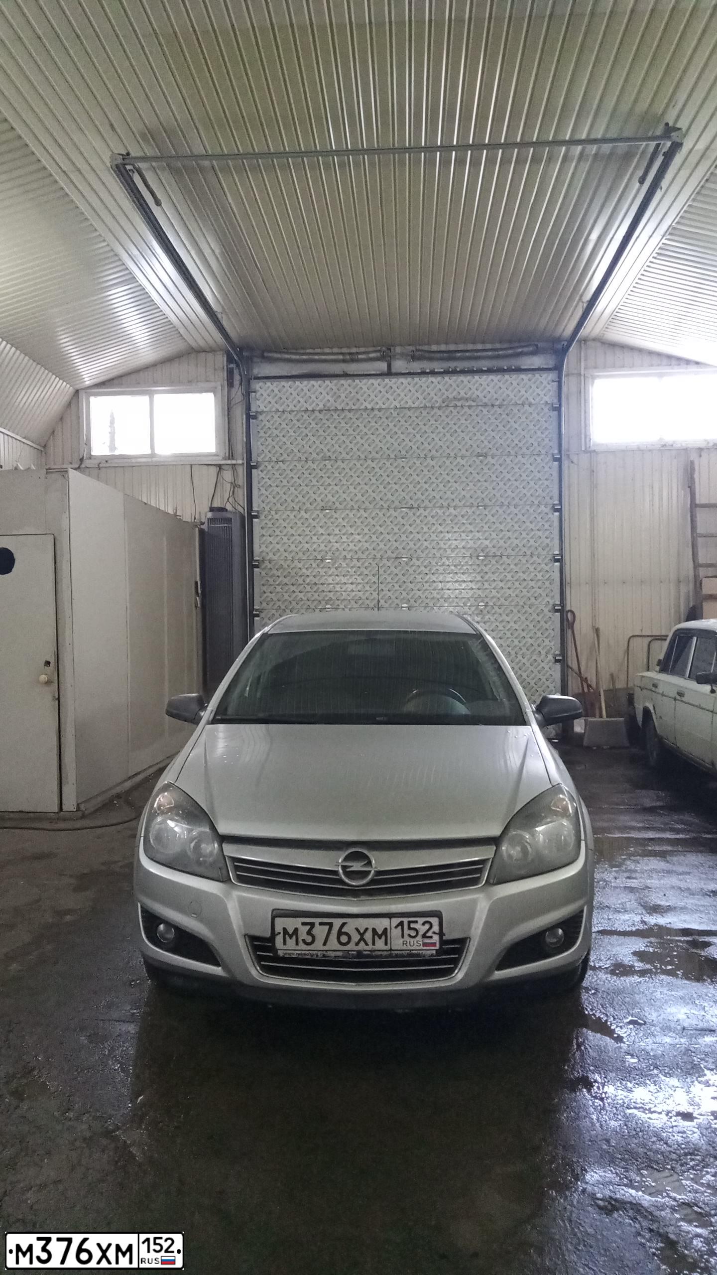 Фото автомобиля OPEL ASTRA, 2013 — госномер Х029ОО152. Цвет: Серебристый