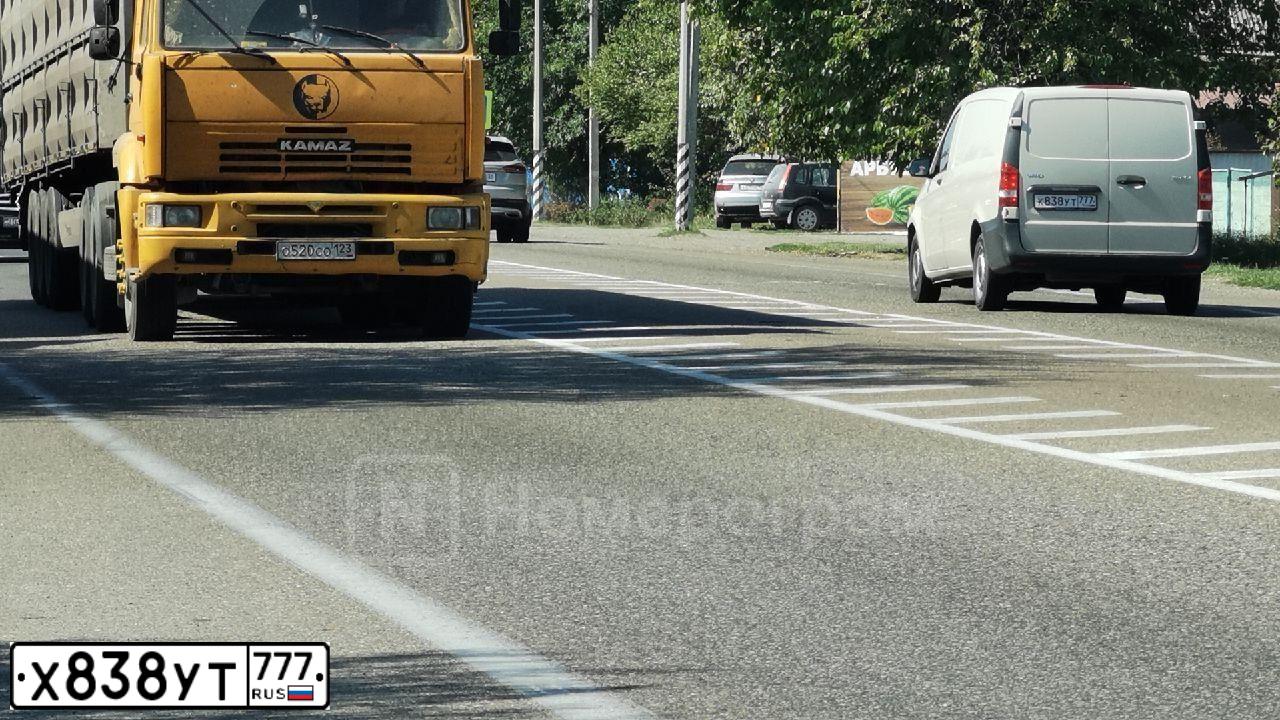 Фото автомобиля MERCEDES E-KLASSE, 1987 — госномер Т226ХЕ77. Цвет: ЗЕЛЕНЫЙ
