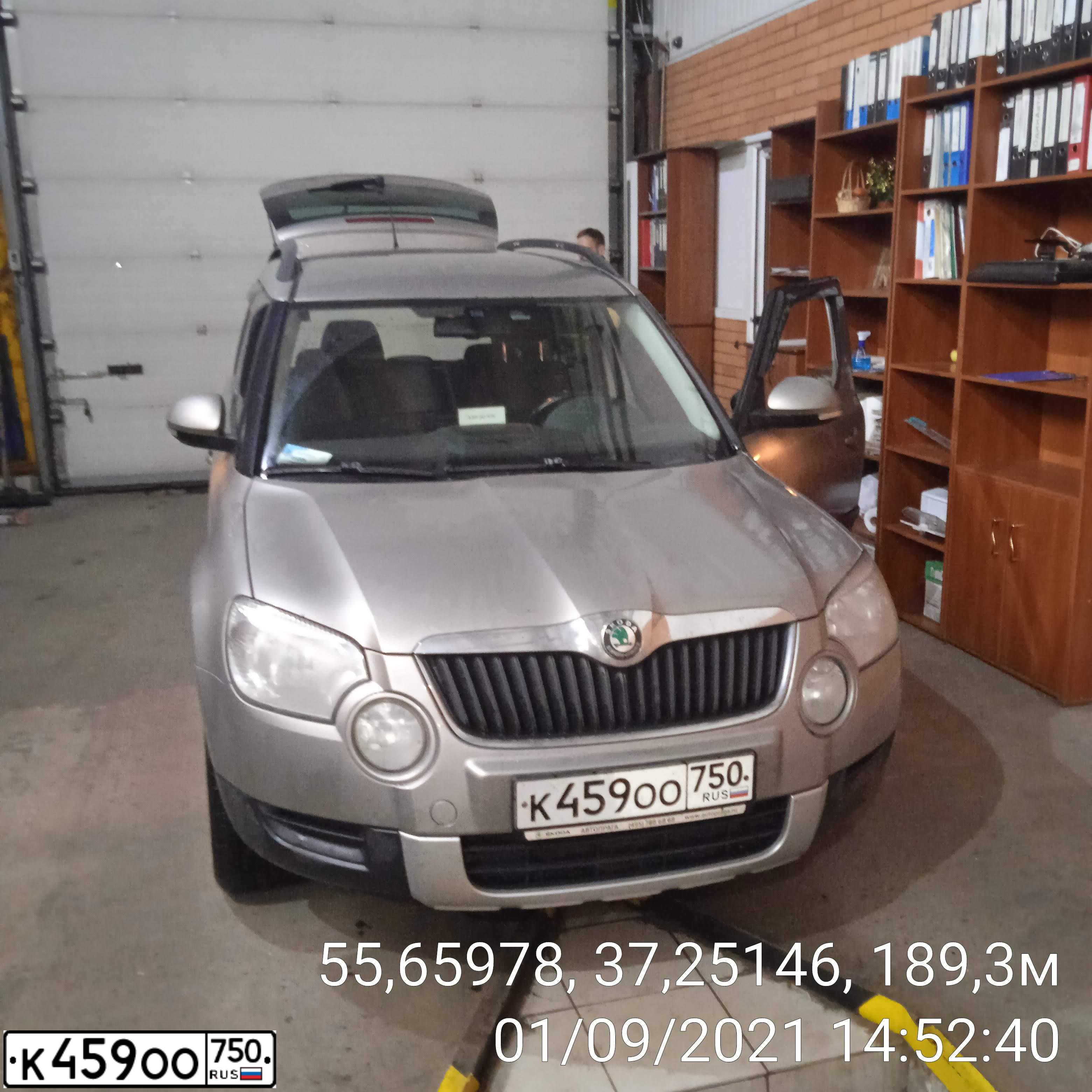Фото автомобиля SKODA YETI, 2012 — госномер Е028УН197. Цвет: Серый
