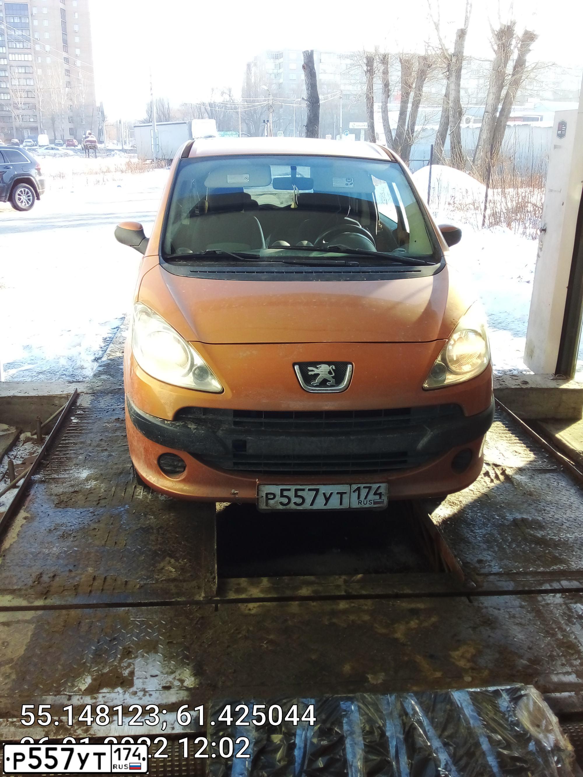 Фото автомобиля PEUGEOT 1007, 2005 — госномер М905НО82. Цвет: ТЕМНО-ОРАНЖЕВЫЙ