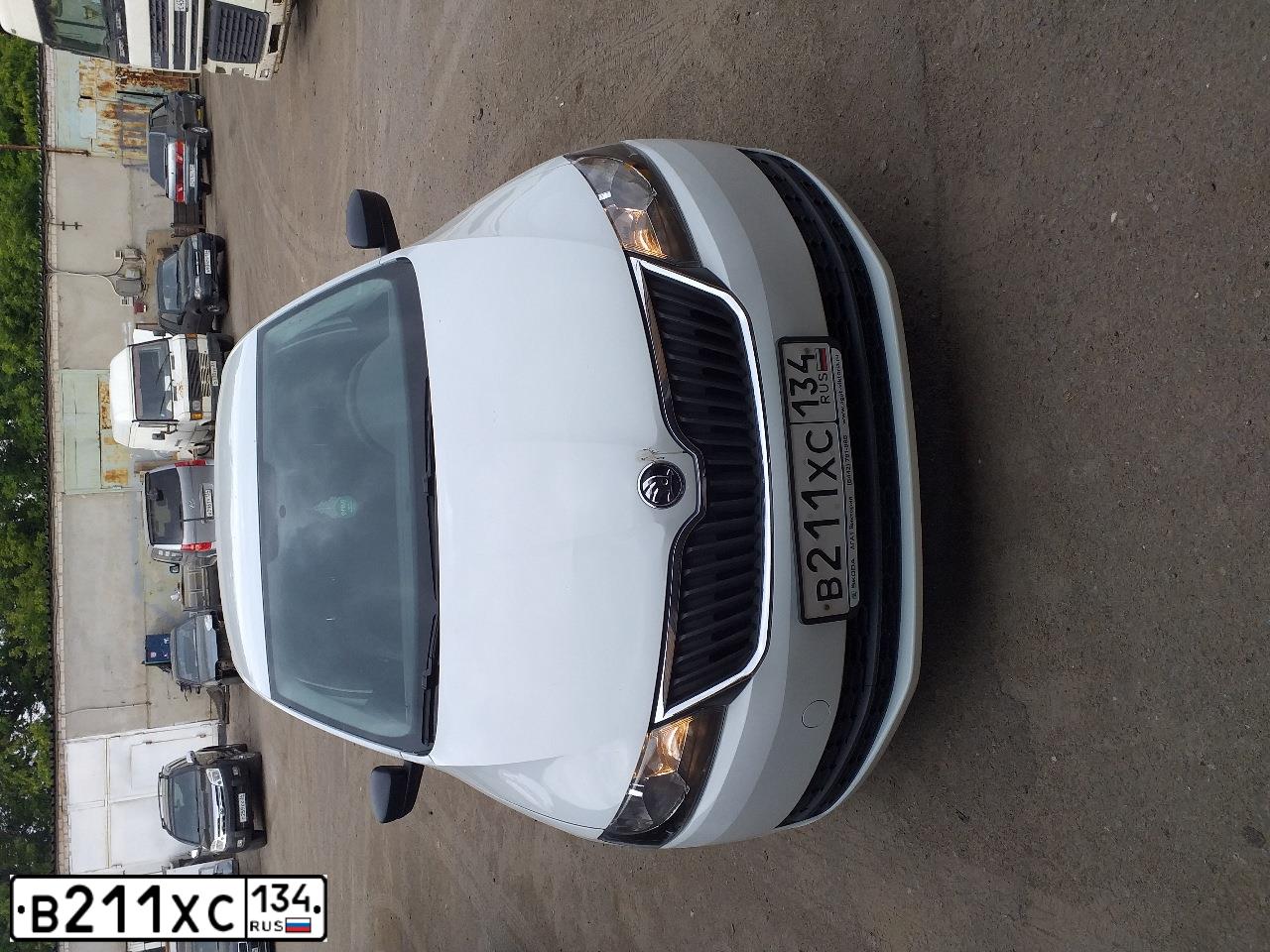 Фото автомобиля SKODA RAPID, 2017 — госномер В211ХС134. Цвет: БЕЛЫЙ