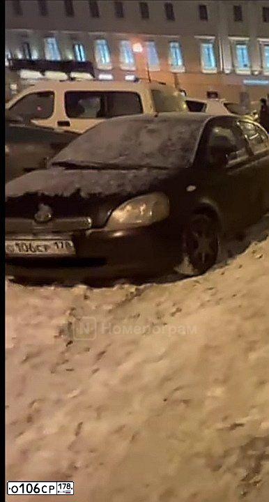 Фото автомобиля TOYOTA YARIS, 2000 — госномер О106СР178. Цвет: ЧЕРНЫЙ