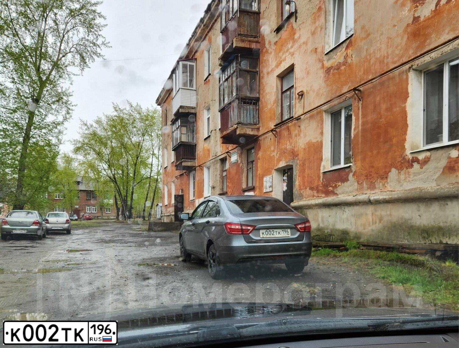 Фото автомобиля LADA VESTA, 2019 — госномер К002ТК196. Цвет: СЕРЫЙ