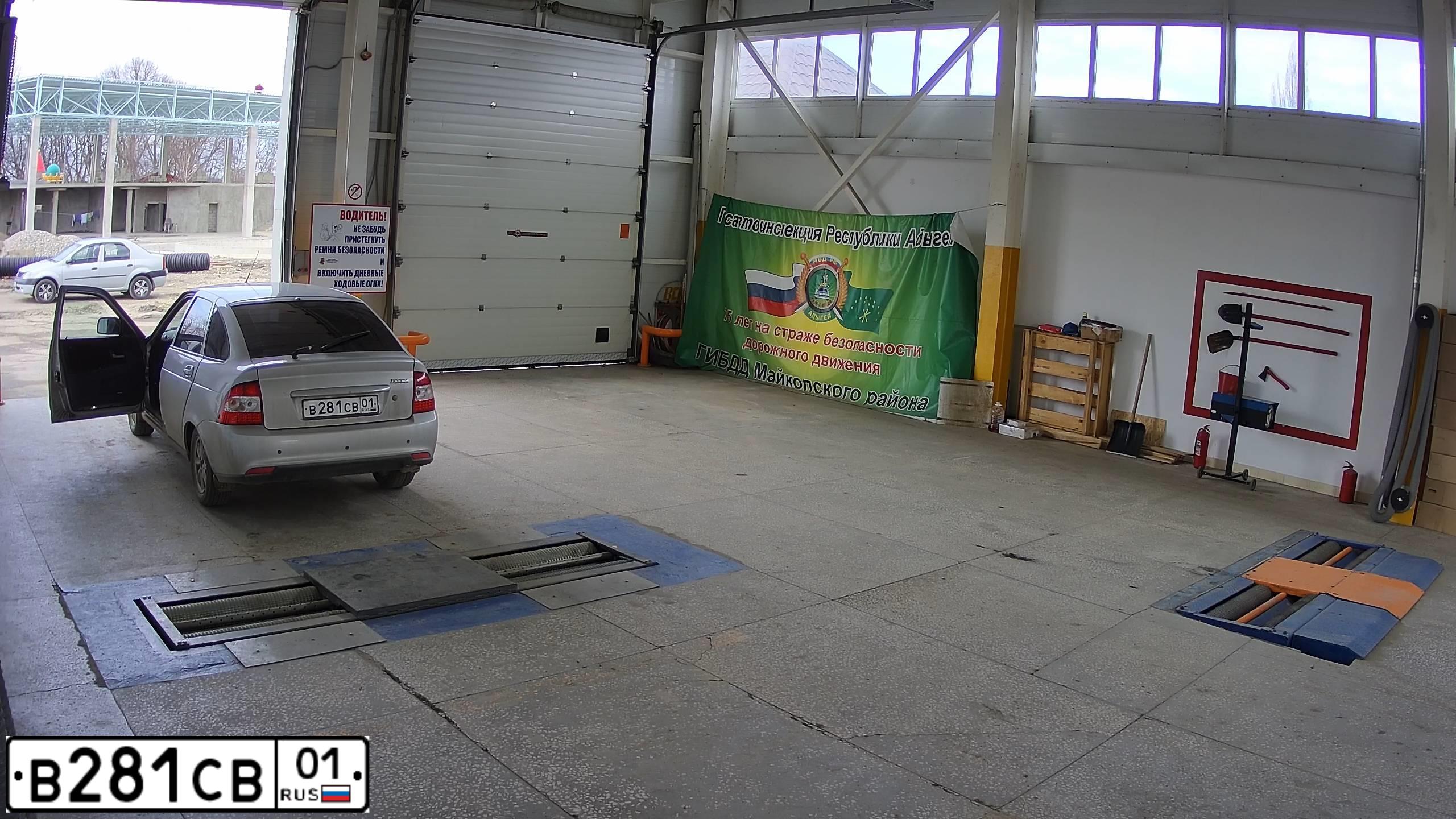 Фото автомобиля LADA 2172 PRIORA, 2014 — госномер В483НР01. Цвет: СВЕТЛО СЕРЕБРИСТЫЙ МЕТАЛЛ