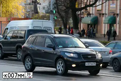 Фото автомобиля HYUNDAI SANTA FE, 2007 — госномер Р131МХ39. Цвет: СЕРО-ЧЕРНЫЙ