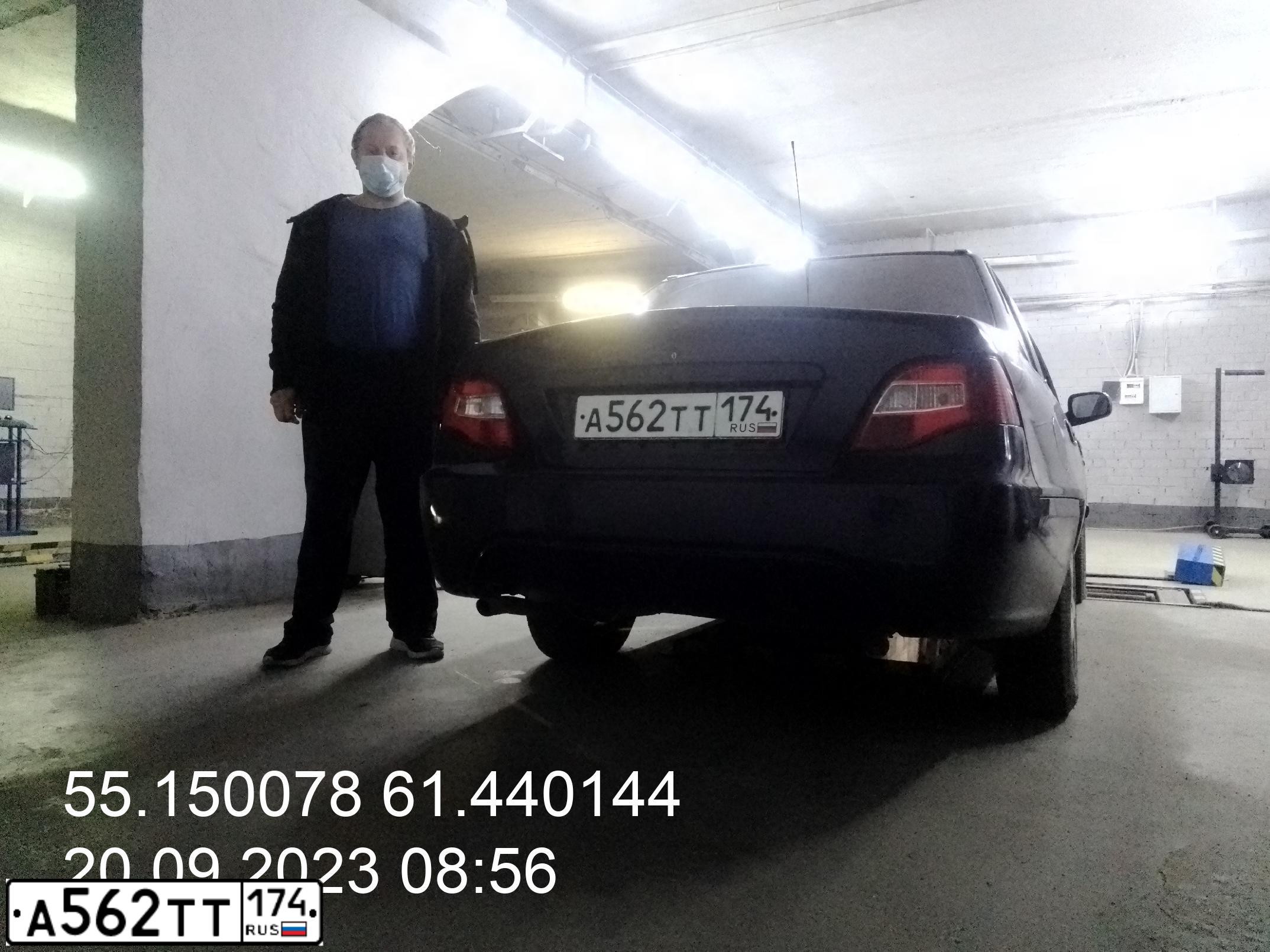 Фото автомобиля DAEWOO NEXIA, 2009 — госномер Х002АМ174. Цвет: Темно-синий