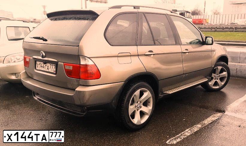 Фото автомобиля БМВ Х5, 2005 — госномер Р830ТН198. Цвет: Коричневый