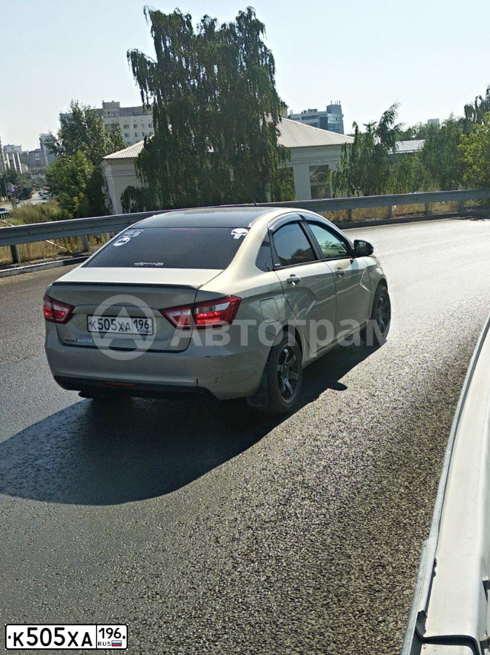 Фото автомобиля LADA VESTA, 2018 — госномер К505ХА196. Цвет: СЕРО БЕЖЕВЫЙ