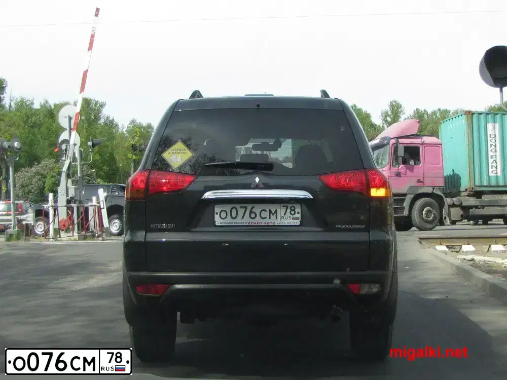Фото автомобиля MITSUBISHI PAJERO SPORT, 2012 — госномер О076СМ78. Цвет: СЕРЫЙ
