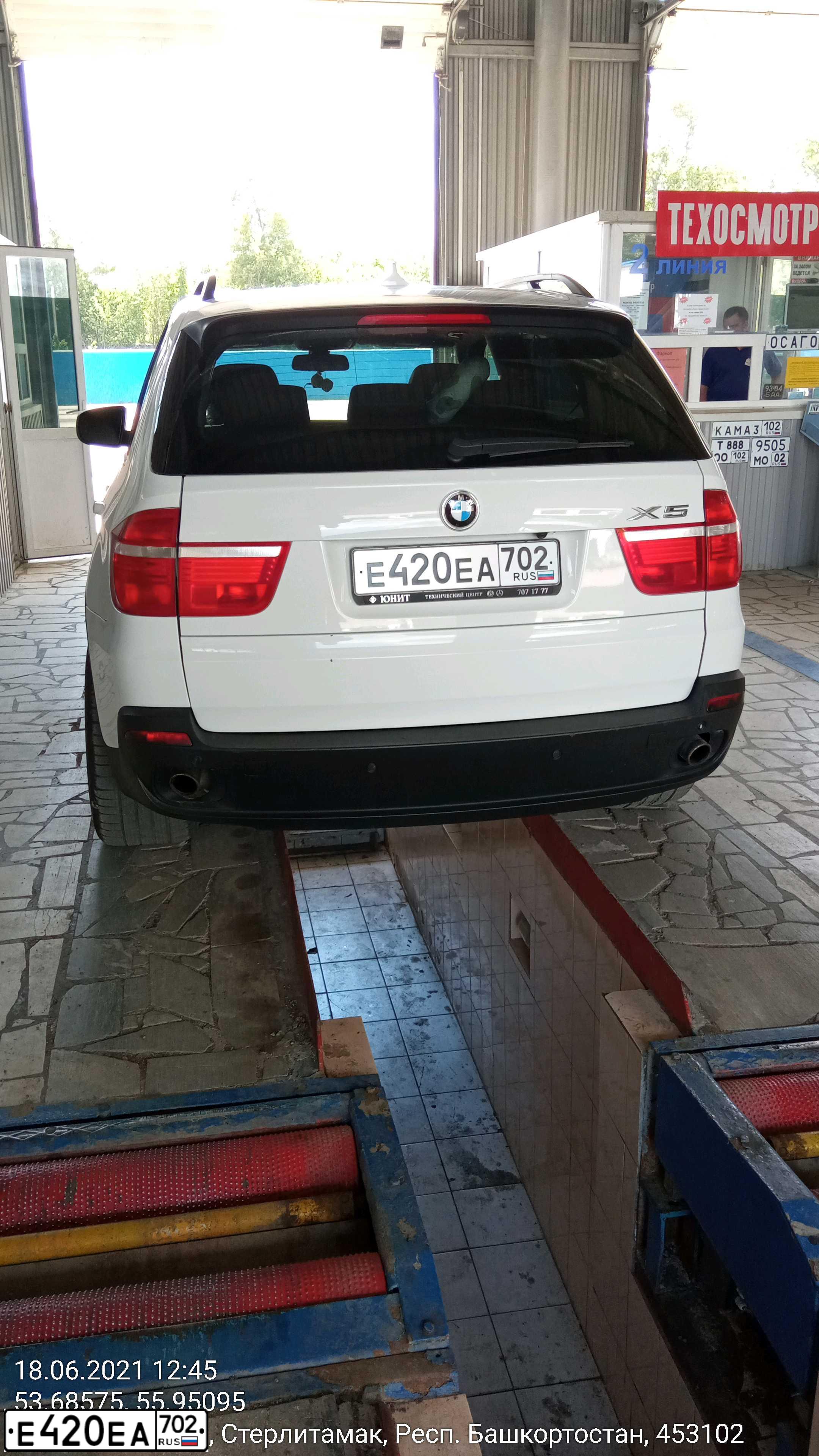 Фото автомобиля BMW X5, 2008 — госномер Е420ЕА702. Цвет: Белый