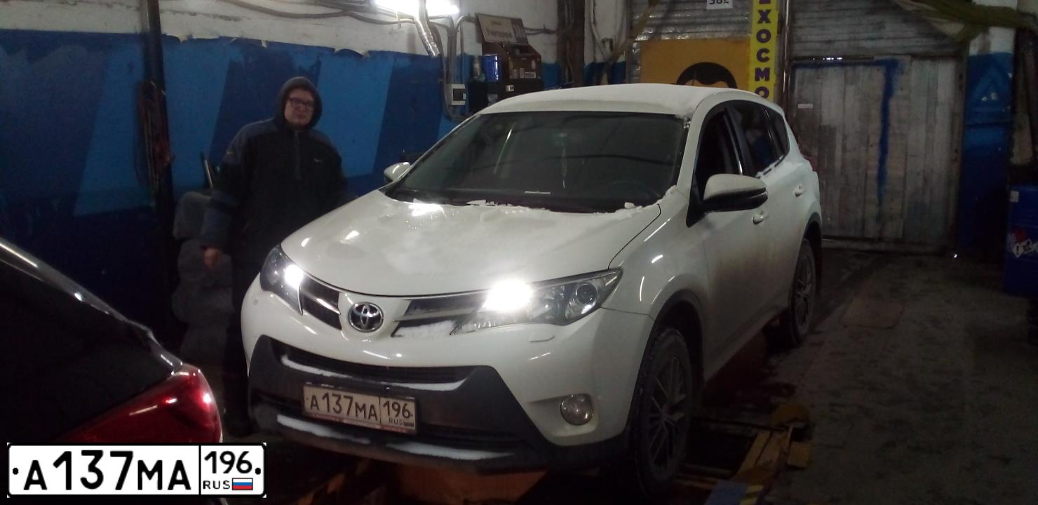 Фото автомобиля TOYOTA RAV4, 2014 — госномер Т361КМ196. Цвет: Белый