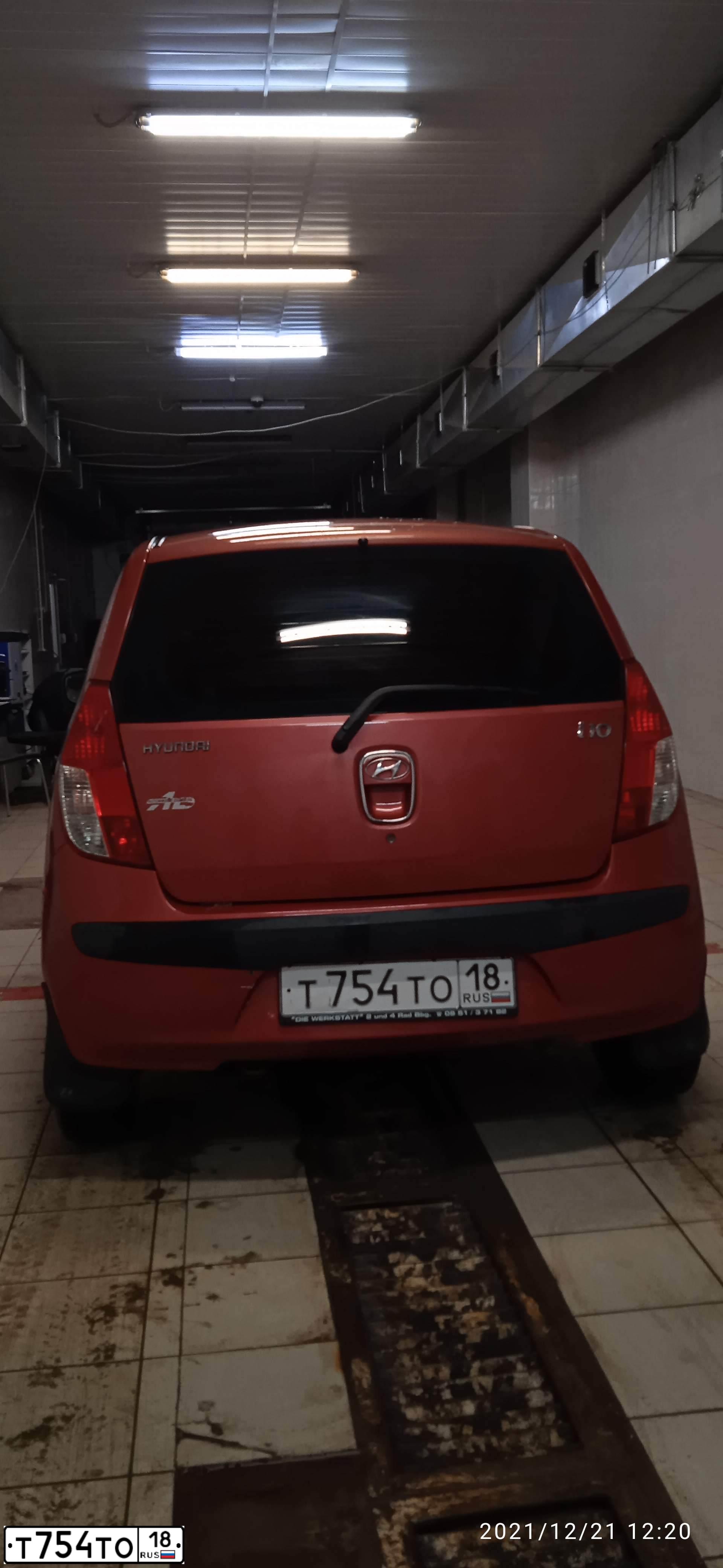 Фото автомобиля HYUNDAI I10, 2009 — госномер Т754ТО18. Цвет: Красный