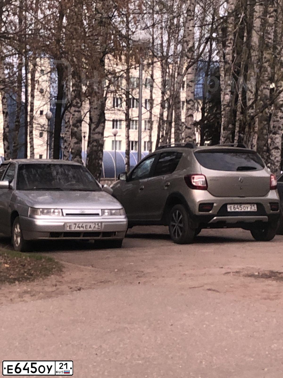 Фото автомобиля RENAULT SANDERO, 2016 — госномер Е645ОУ21. Цвет: БЕЖЕВЫЙ