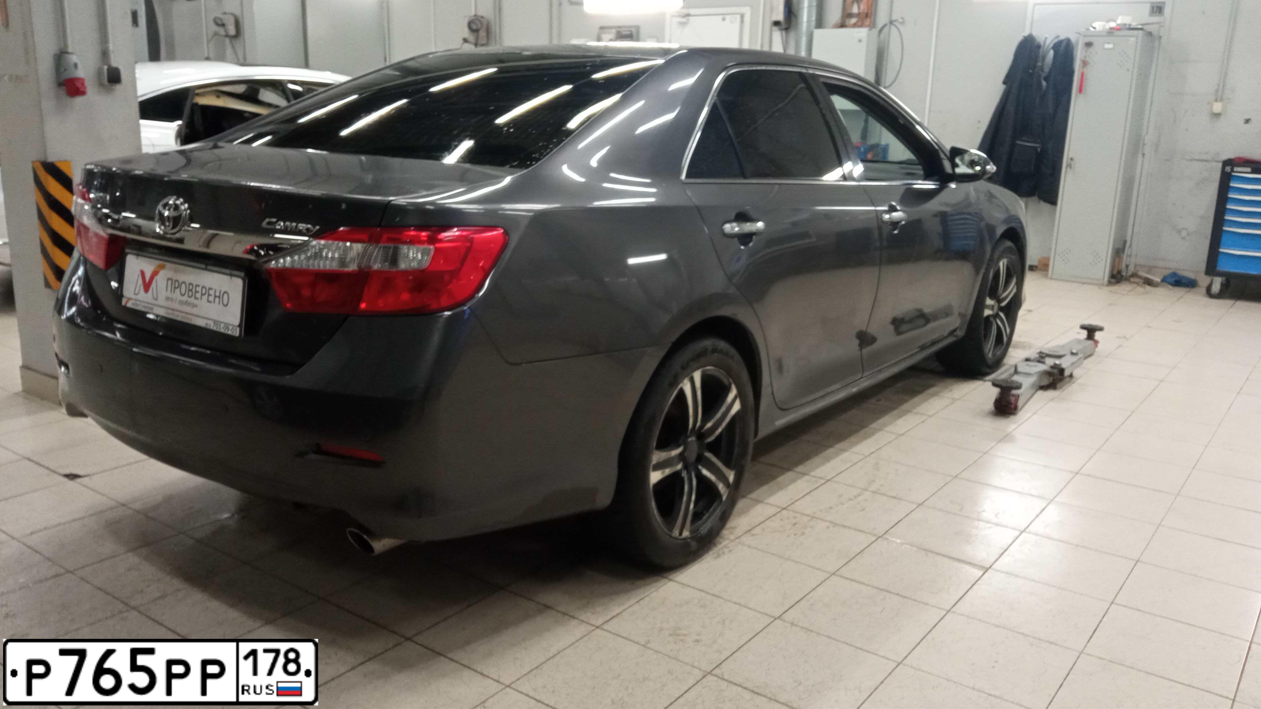 Фото автомобиля TOYOTA CAMRY, 2011 — госномер Т445ТК198. Цвет: СЕРЫЙ МЕТАЛЛИК