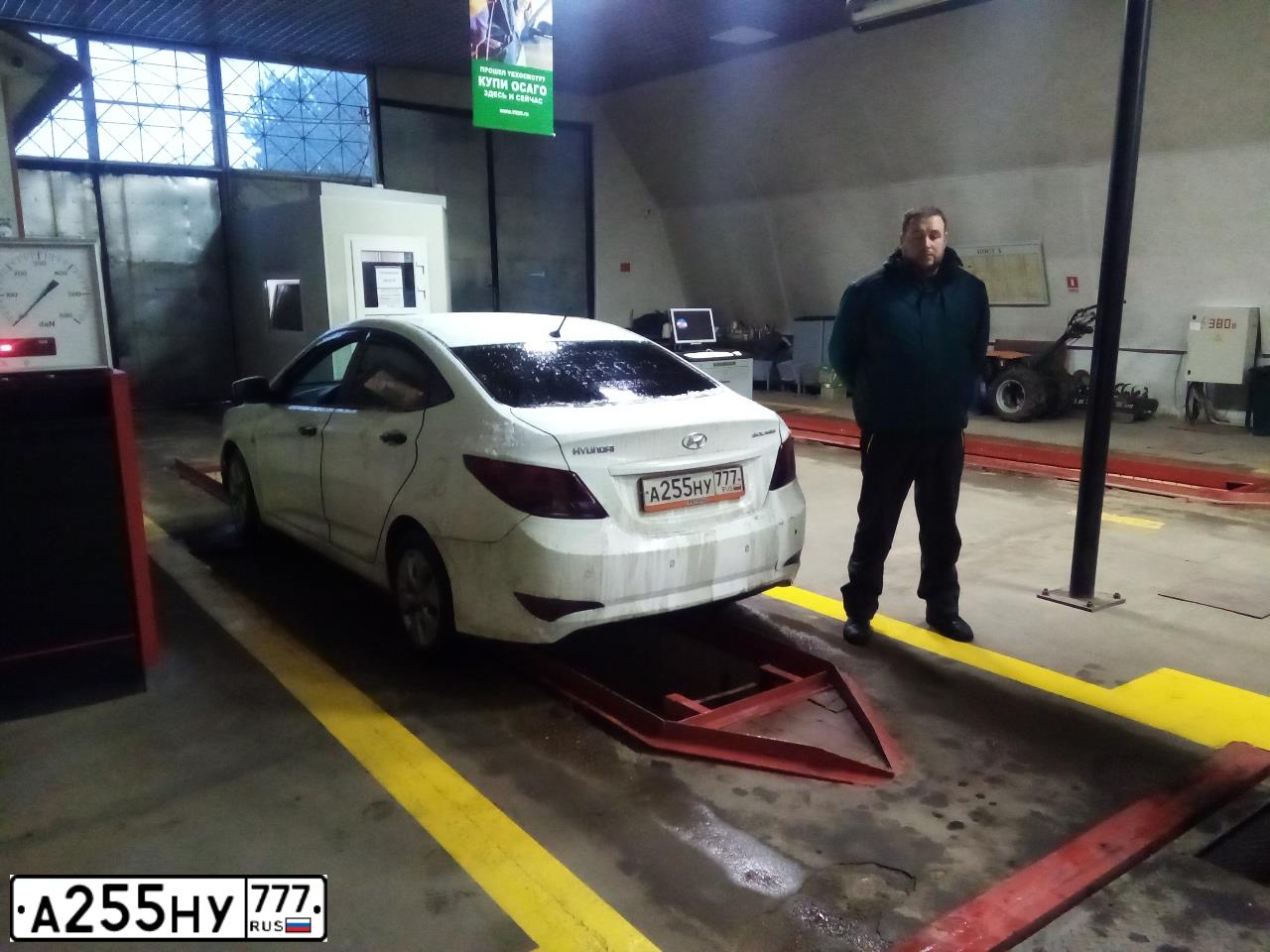 Фото автомобиля HYUNDAI SOLARIS, 2015 — госномер Е924ЕВ147. Цвет: Белый
