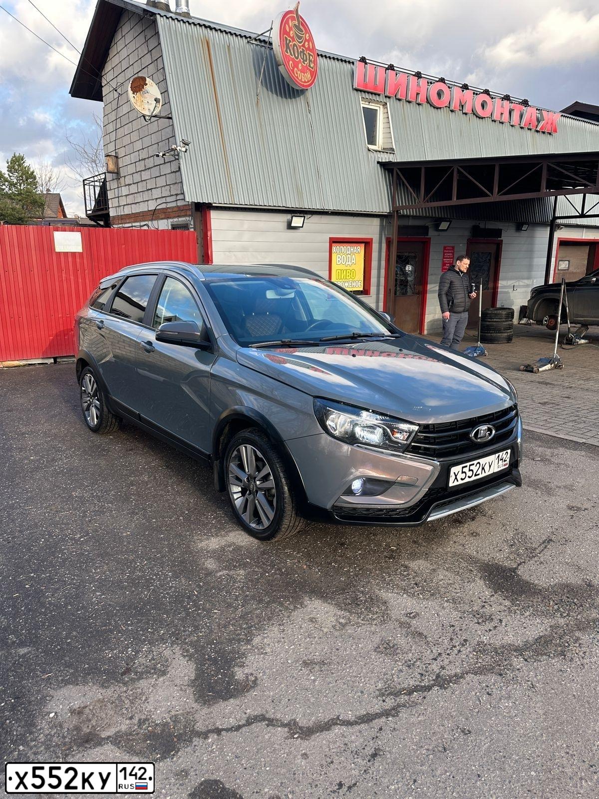 Фото автомобиля LADA GFK330 LADA VESTA, 2021 — госномер Х552КУ142. Цвет: СЕРО-ГОЛУБОЙ