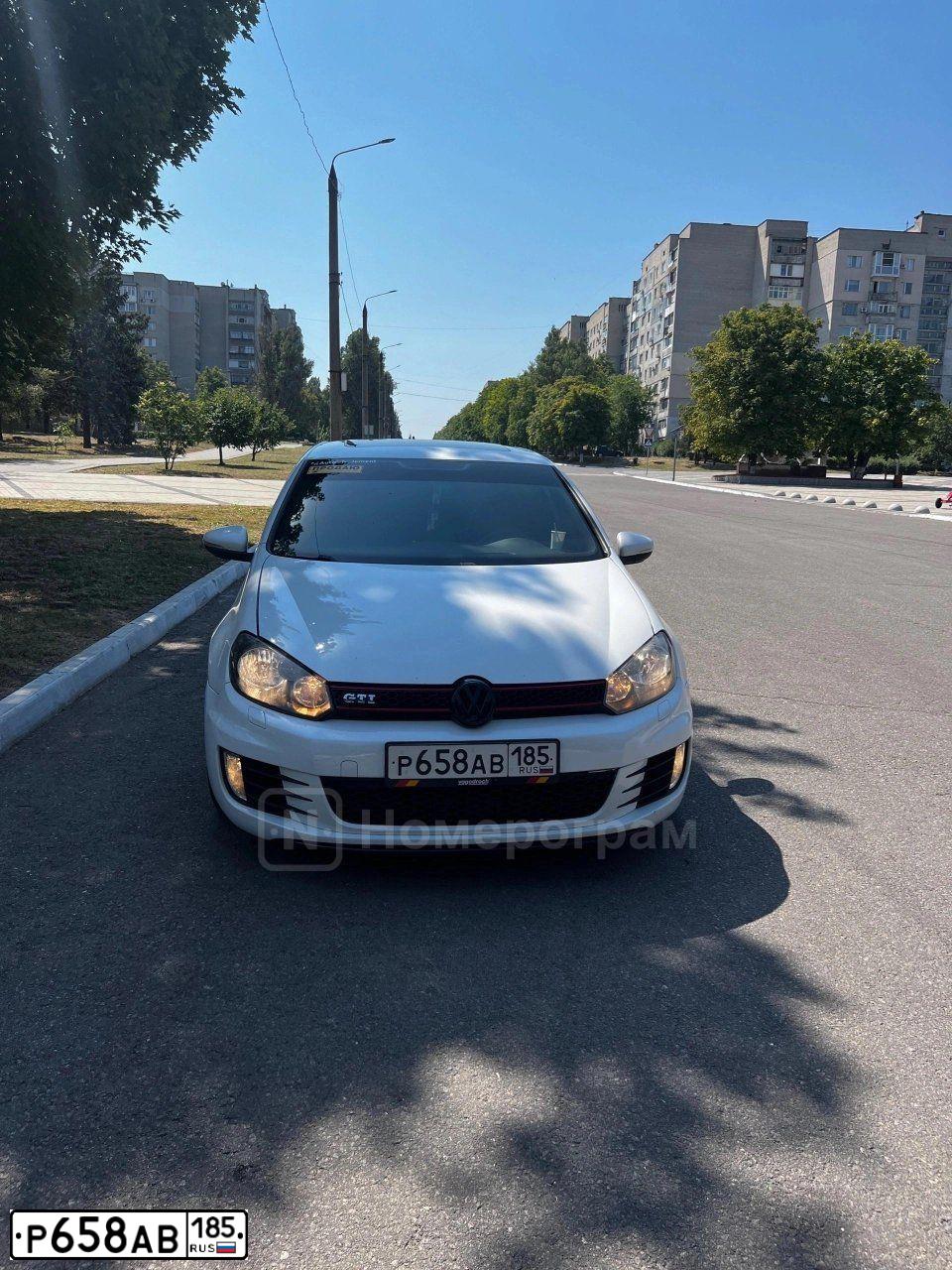 Фото автомобиля VOLKSWAGEN GOLF GТI, 2012 — госномер Р658АВ185. Цвет: БЕЛЫЙ