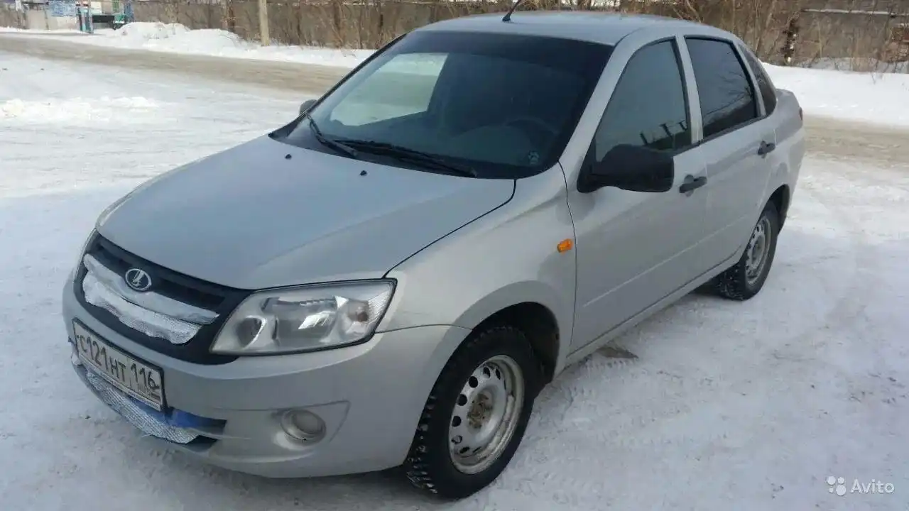Фото автомобиля LADA 2190 GRANTA, 2013 — госномер С121НТ116. Цвет: Серебристый