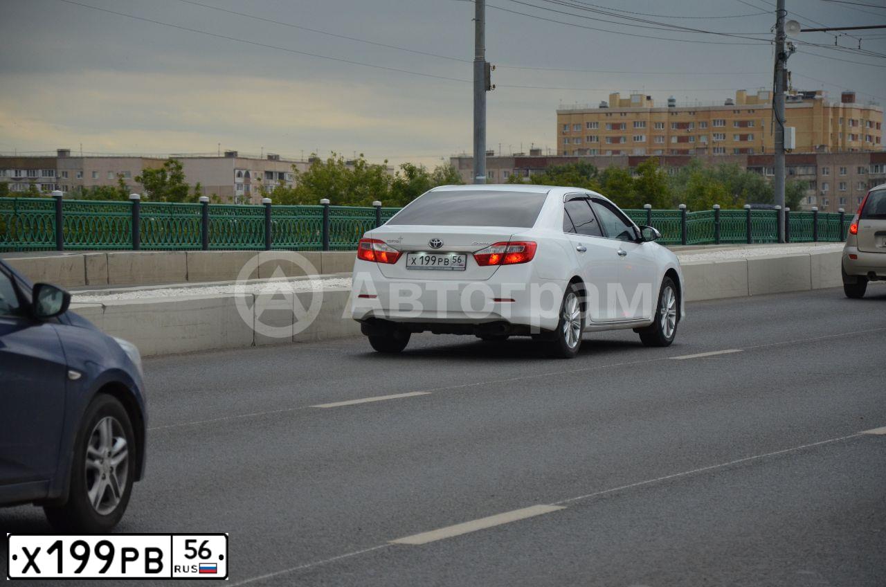 Фото автомобиля TOYOTA CAMRY, 2013 — госномер Х199РВ56. Цвет: Белый