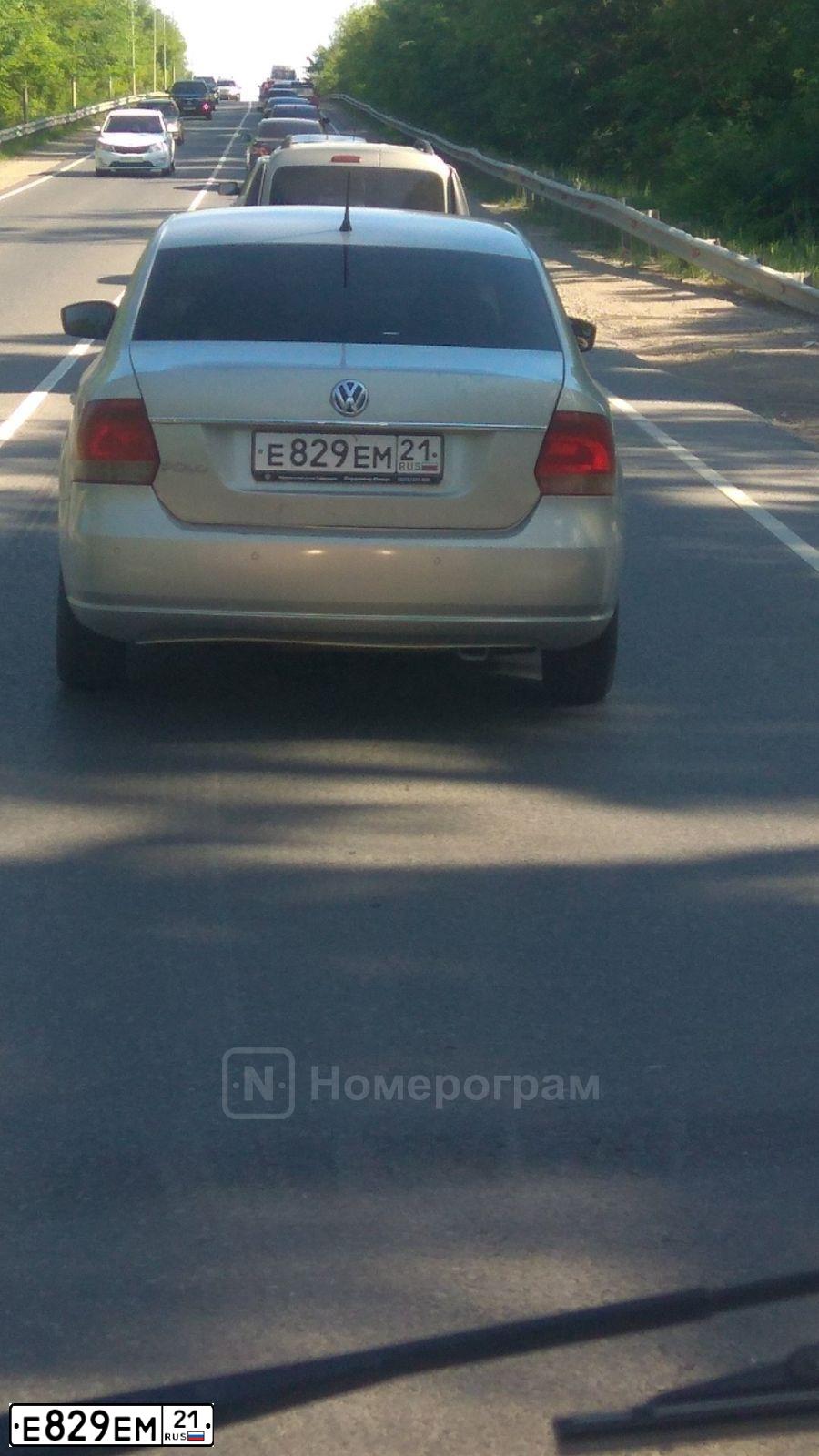 Фото автомобиля VOLKSWAGEN POLO, 2014 — госномер Е829ЕМ21. Цвет: ЖЕЛТЫЙ
