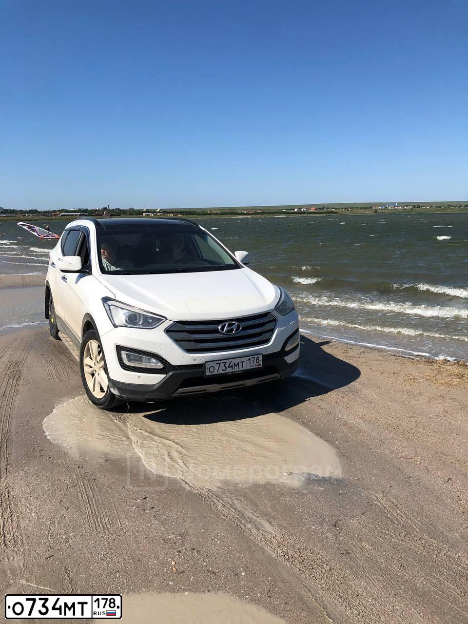 Фото автомобиля HYUNDAI SANTA FE, 2013 — госномер О734МТ178. Цвет: Белый
