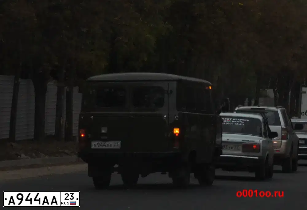 Фото автомобиля UAZ 2206, 1994 — госномер А944АА23. Цвет: Хаки