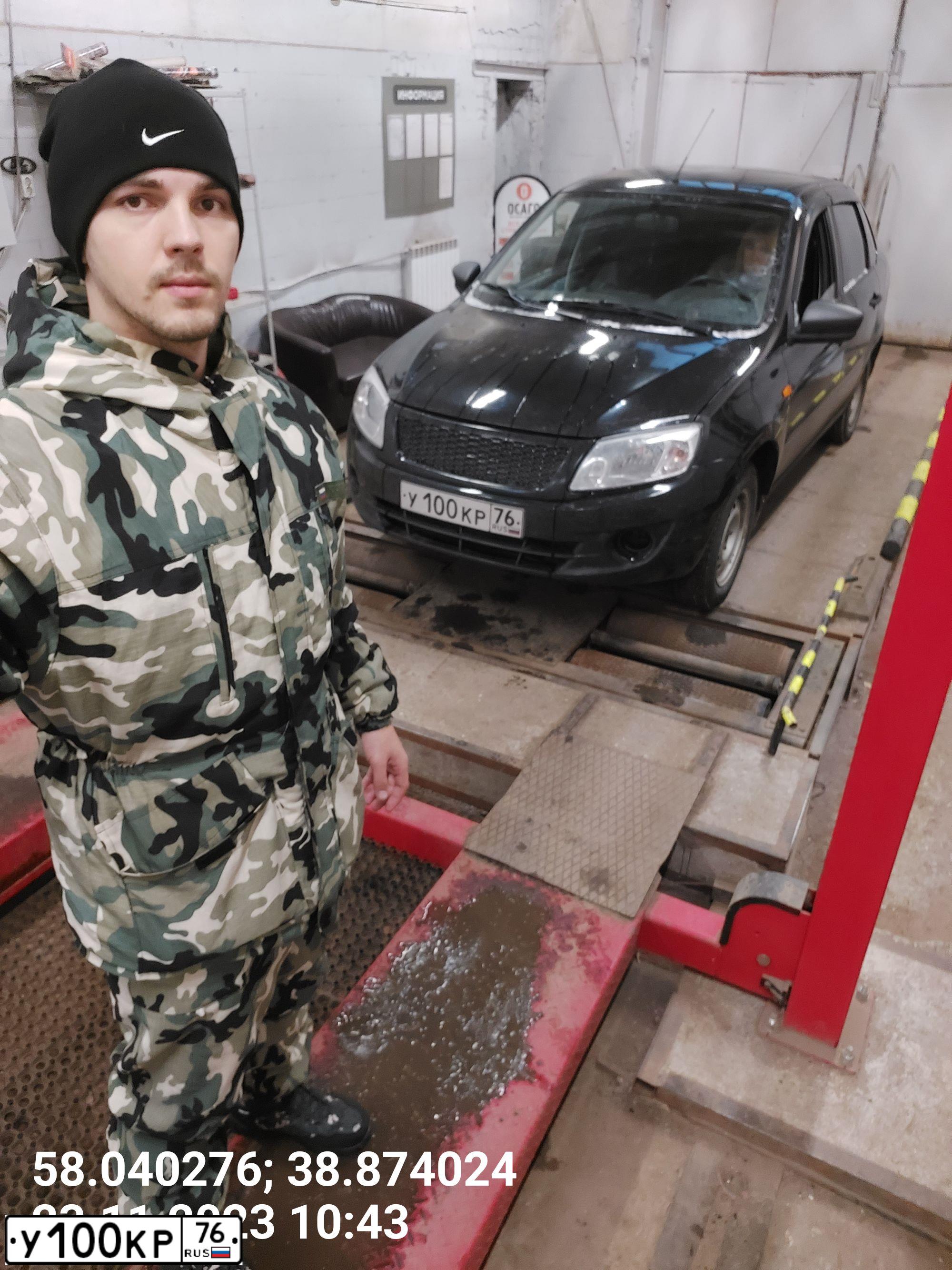 Фото автомобиля LADA 2190 GRANTA, 2015 — госномер У100КР76. Цвет: ЧЕРНЫЙ