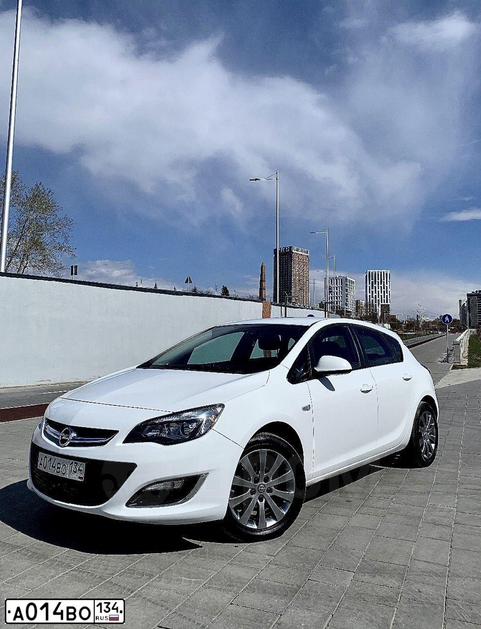 Фото автомобиля OPEL ASTRA, 2013 — госномер Е234ЕО702. Цвет: Белый