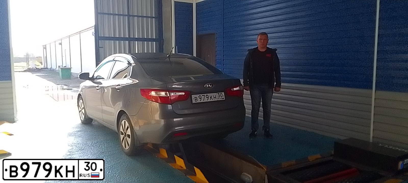 Фото автомобиля MITSUBISHI LANCER, 2005 — госномер С200ВО30. Цвет: Красный