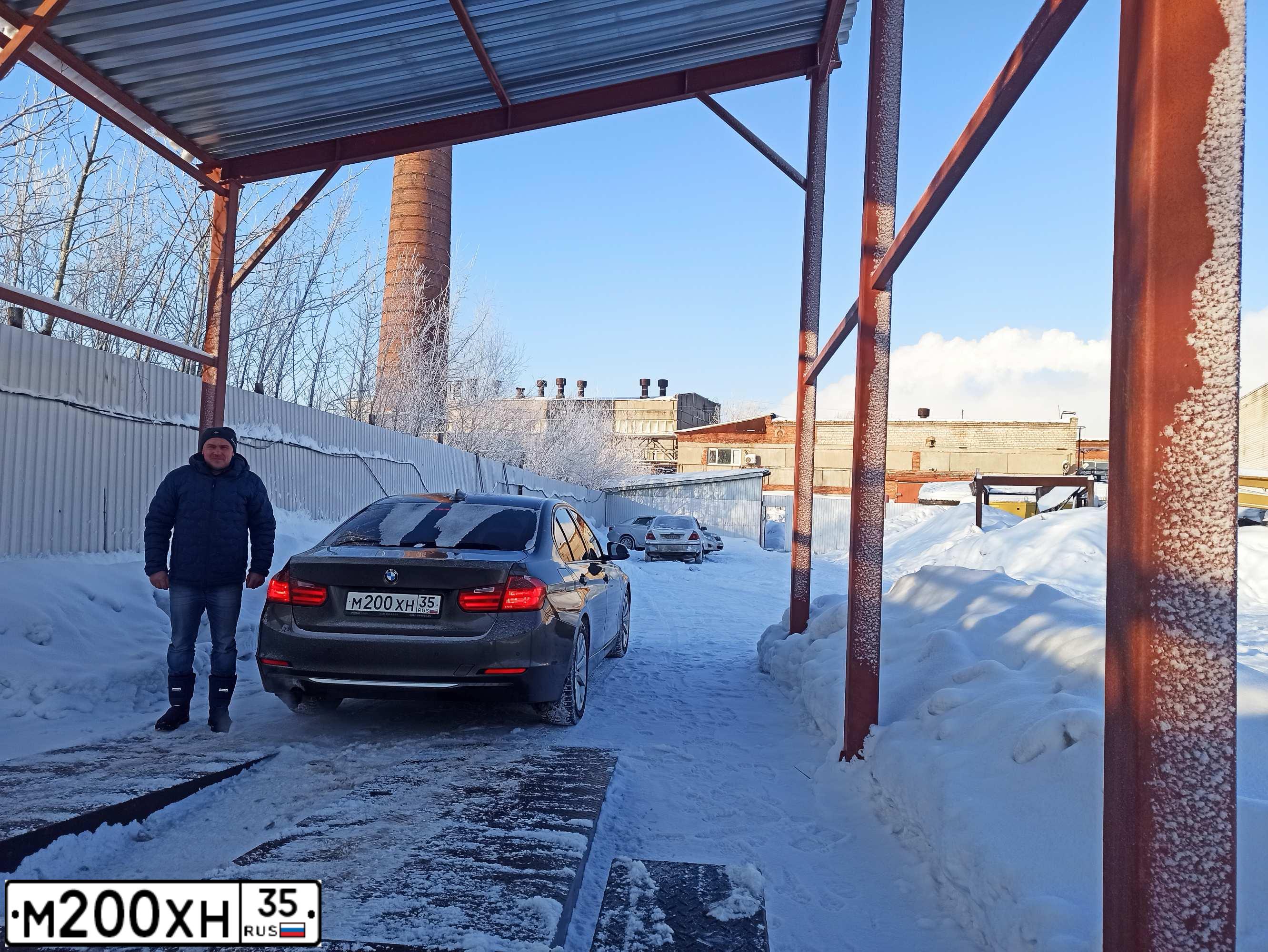 Фото автомобиля BMW SERIE 3, 2012 — госномер М200ХН35. Цвет: ТЕМНО-БЕЖЕВЫЙ