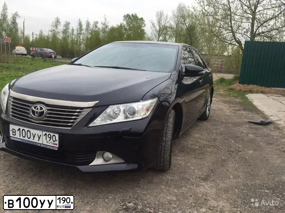 Фото автомобиля TOYOTA CAMRY, 2012 — госномер В100УУ190. Цвет: ЧЕРНЫЙ МЕТАЛЛИК