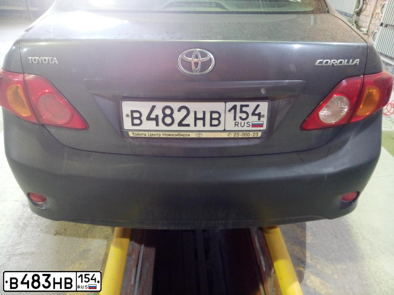 Фото автомобиля TOYOTA COROLLA, 2008 — госномер В482НВ154. Цвет: СЕРЫЙ