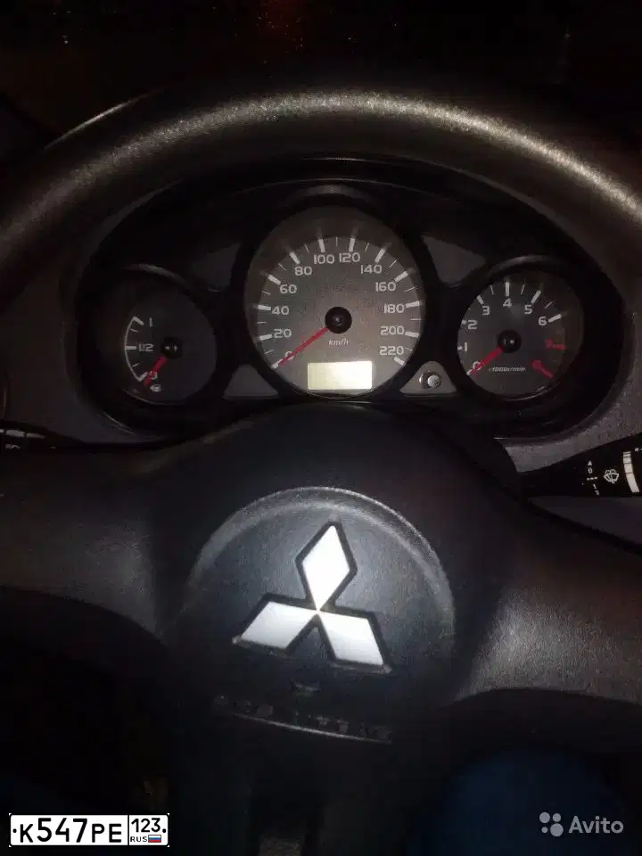 Фото автомобиля MITSUBISHI COLT, 2006 — госномер Е007НМ93. Цвет: Серебристый