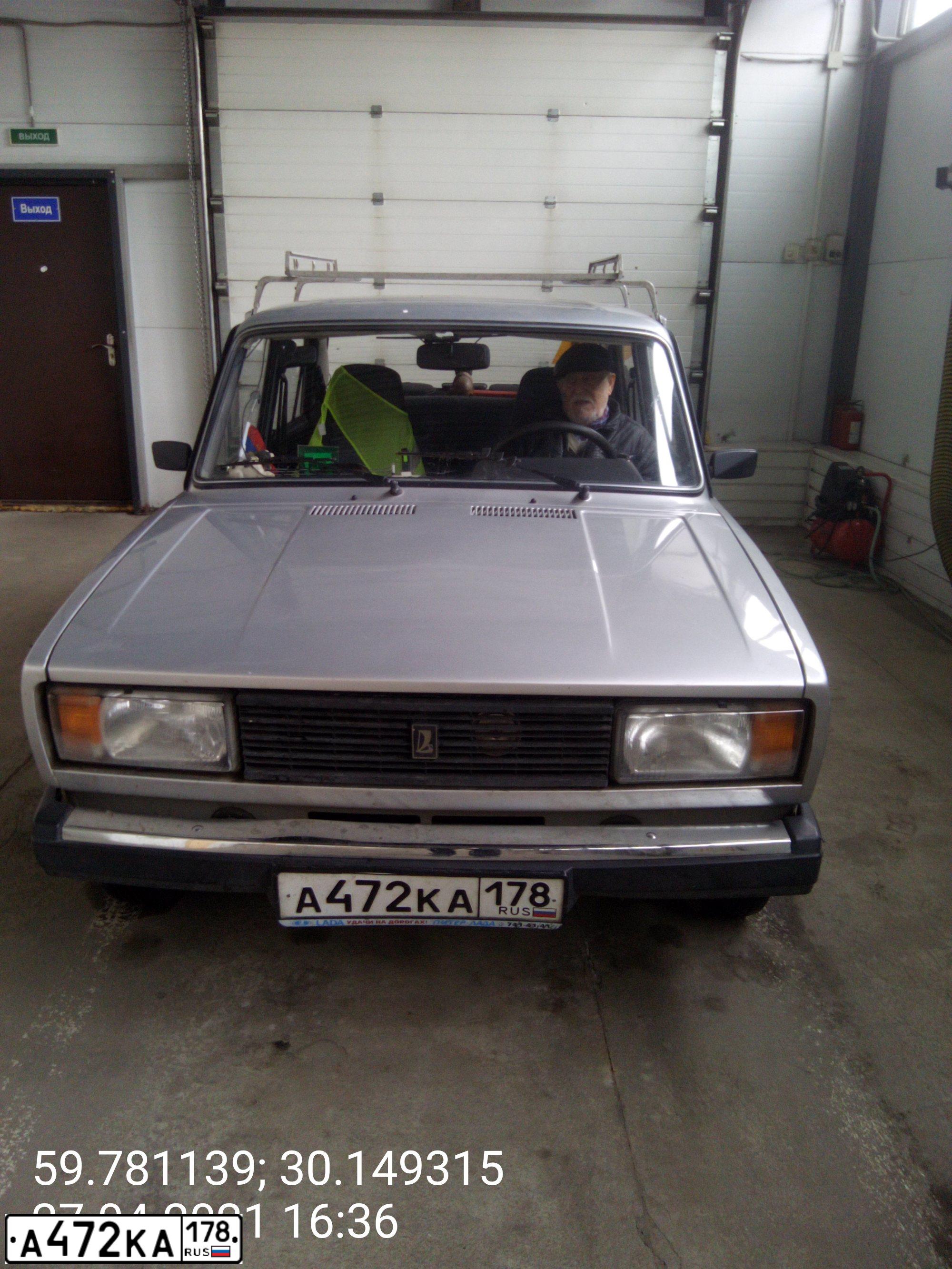 Фото автомобиля LADA 2105, 2010 — госномер А472КА178. Цвет: БЕЛЫЙ
