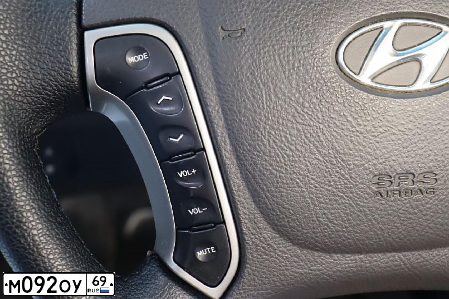 Фото автомобиля HYUNDAI SANTA FE, 2011 — госномер С584МК790. Цвет: Белый