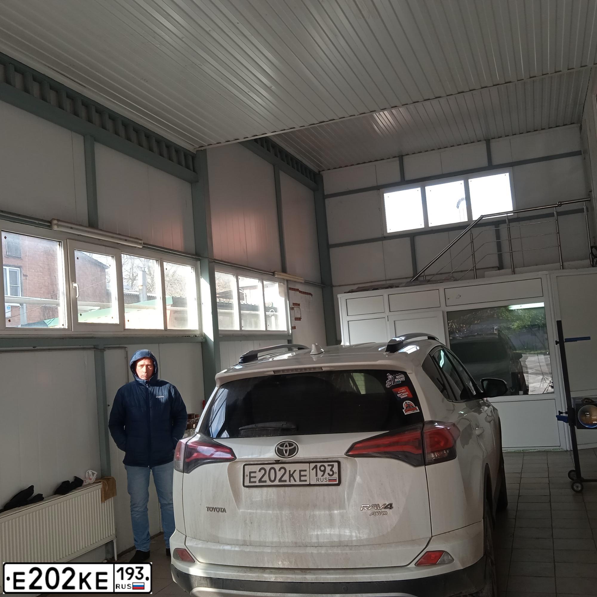 Фото автомобиля ТОЙОТА РАВ 4, 2017 — госномер Е829ЕО180. Цвет: БЕЛЫЙ ПЕРЛАМУТР