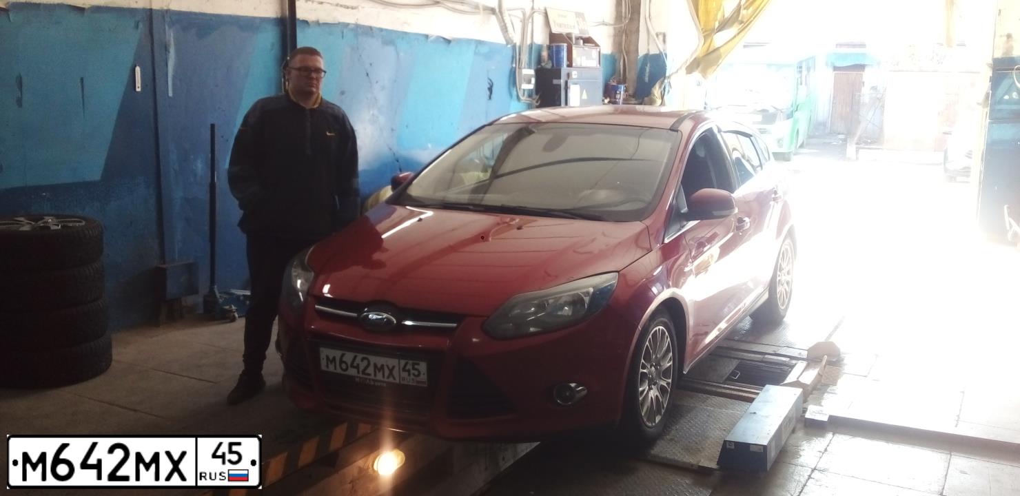 Фото автомобиля FORD FOCUS, 2011 — госномер В865РХ186. Цвет: Красный