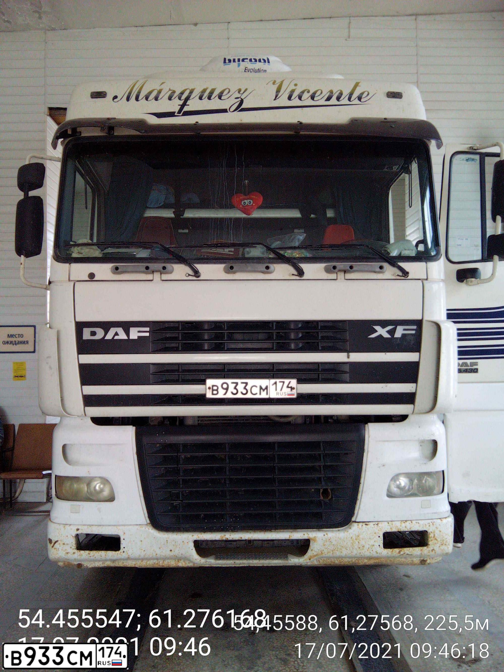 Фото автомобиля DAF XF 95 FT /4X2/, 2005 — госномер В933СМ174. Цвет: Белый